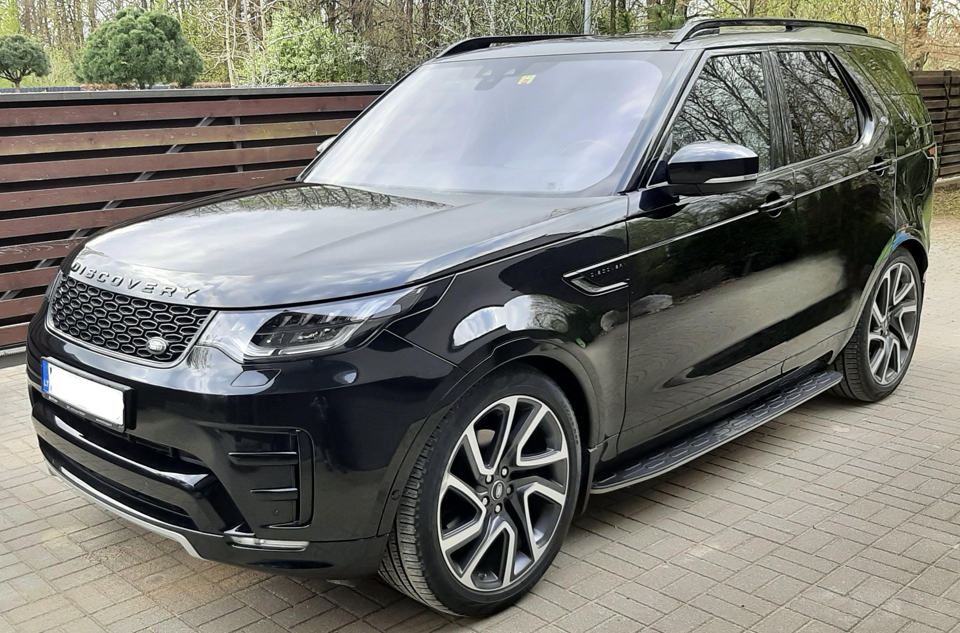 Private vilnius airport transfer Land Rover Discovery 7 seater